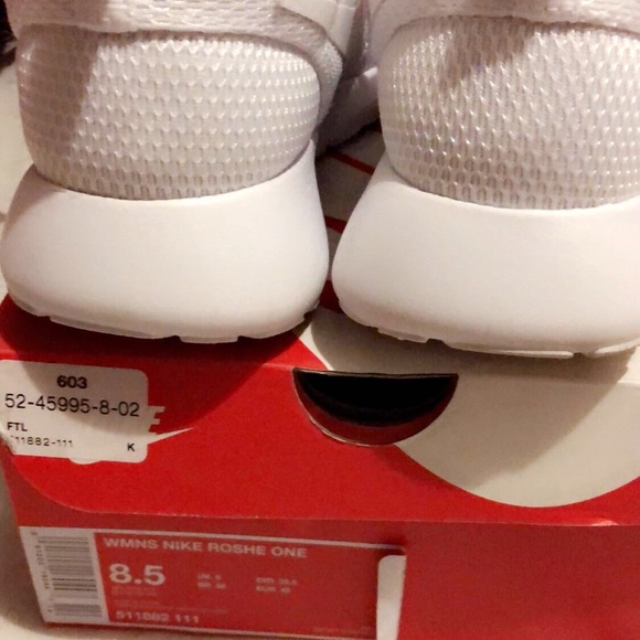 White Women’s Nike ROSHE one sneakers - Picture 3 of 4